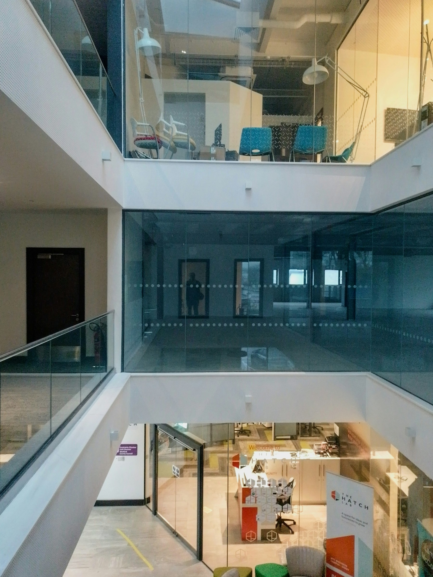 Ambiente corporativo moderno com divisórias de vidro